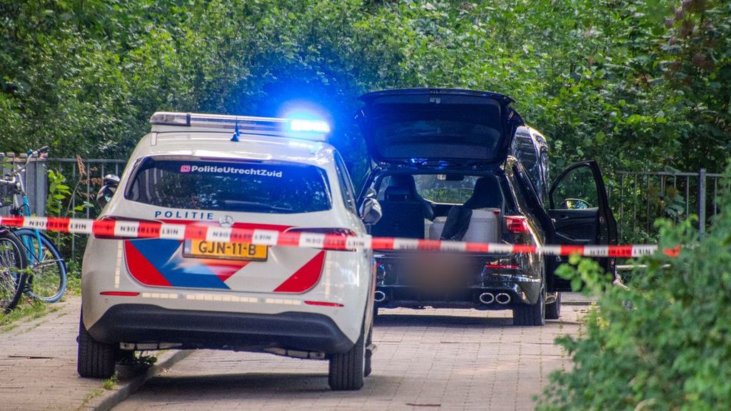 RoyGrinwis's tweet card. De Explosieven Opruimingsdienst (EOD) is ter plaatse. Ook de brandweer en meerdere politiewagens zijn bij de flat.