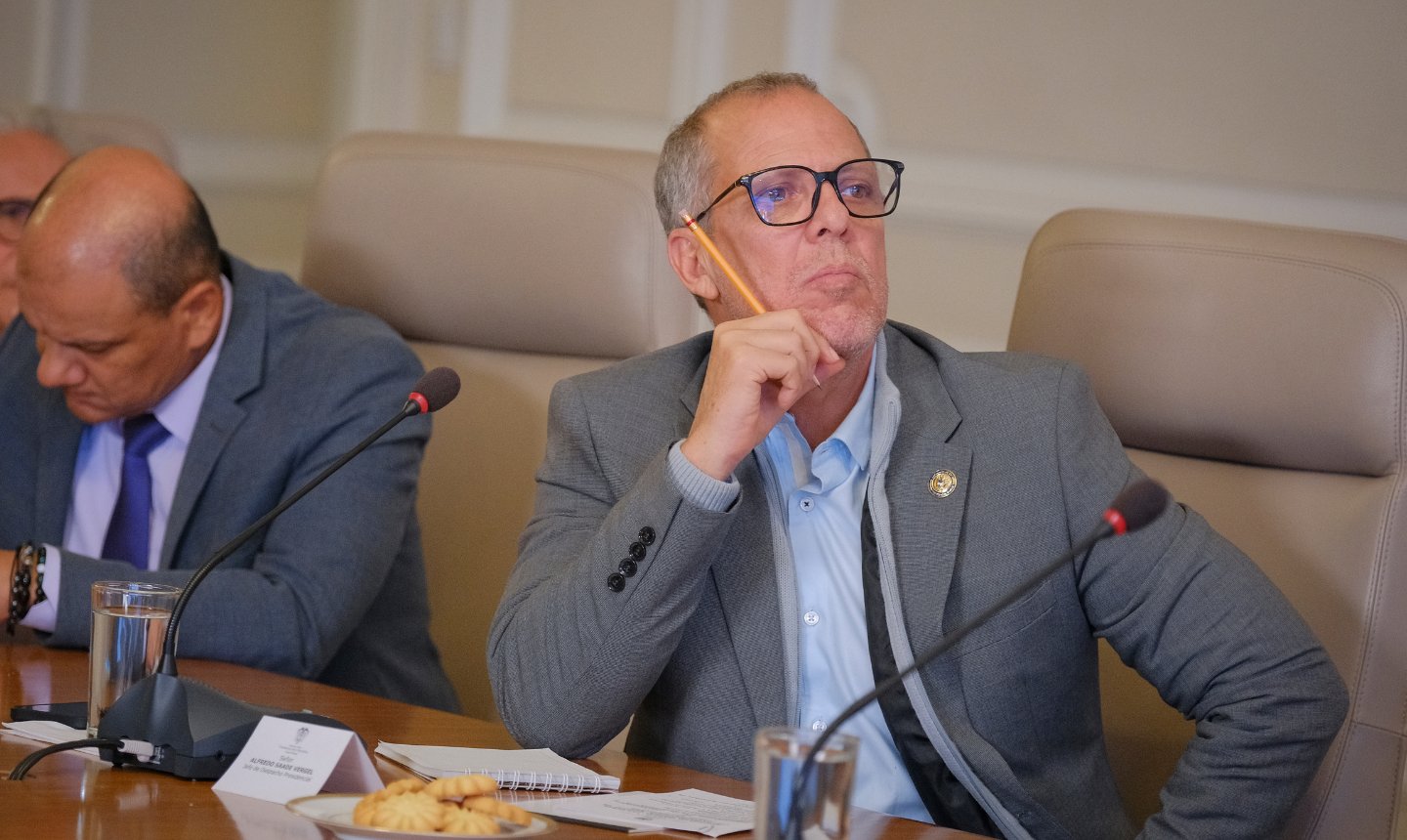 vocesco's tweet card. 23 congresistas firmaron una carta en la que denuncian al jefe de despacho del presidente Petro por sus declaraciones ofensivas contra el Legislativo.