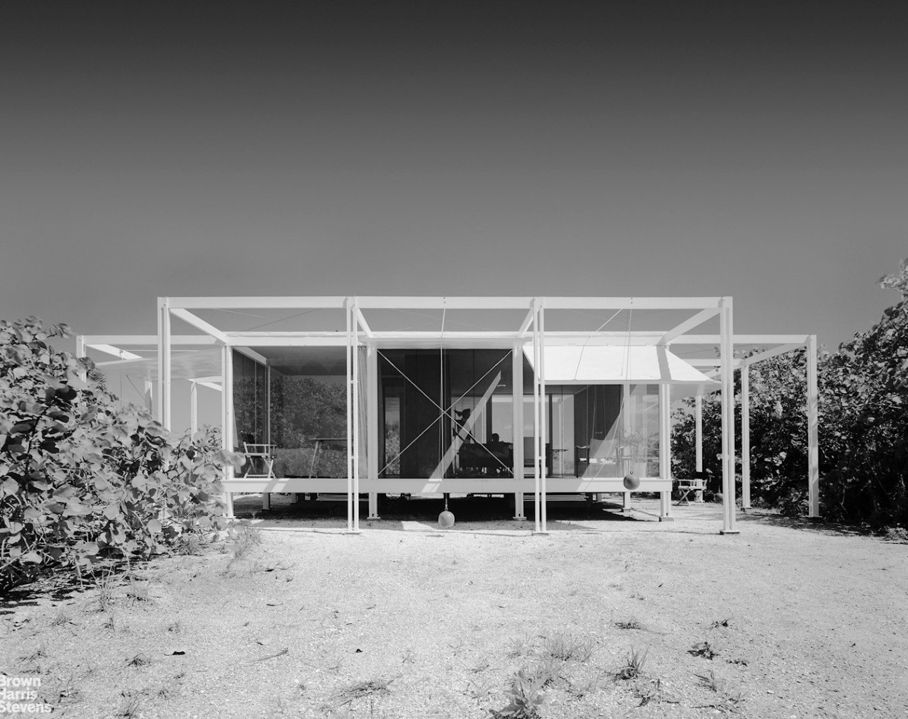 DomusWeb's tweet card. Paul Rudolph’s Walker Guest House was built in 1953 on the beaches of Sanibel, Florida. Modular and demountable, it has already traveled to California and is now ready for a new location, telling us...