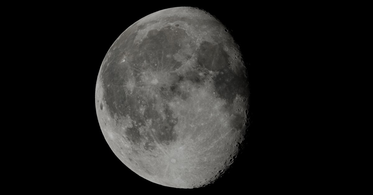 BCiechanowski's tweet card. Interactive article about the Moon