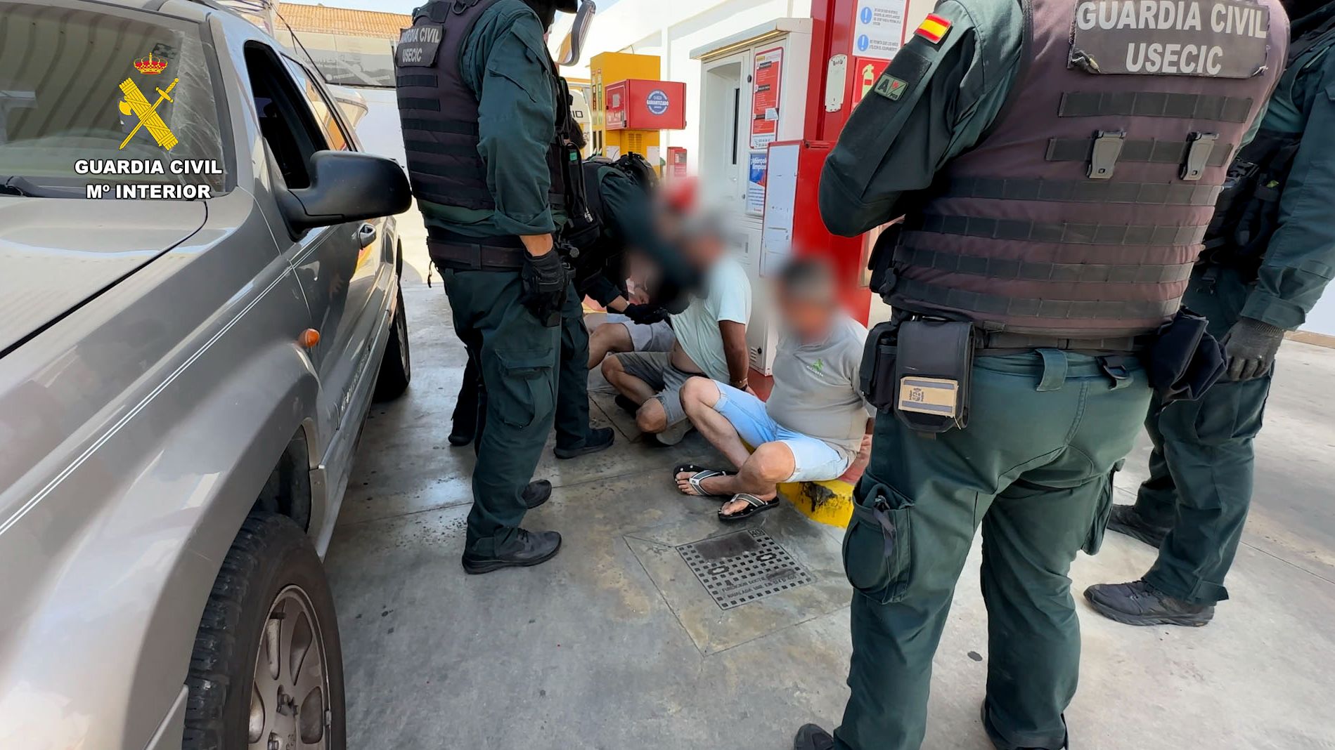 rtvenoticias's tweet card. La Guardia Civil ha desarticulado una red criminal que operaba con gasolineras flotantes para nutrir de combustible a narcolanchas en alta mar en Cádiz