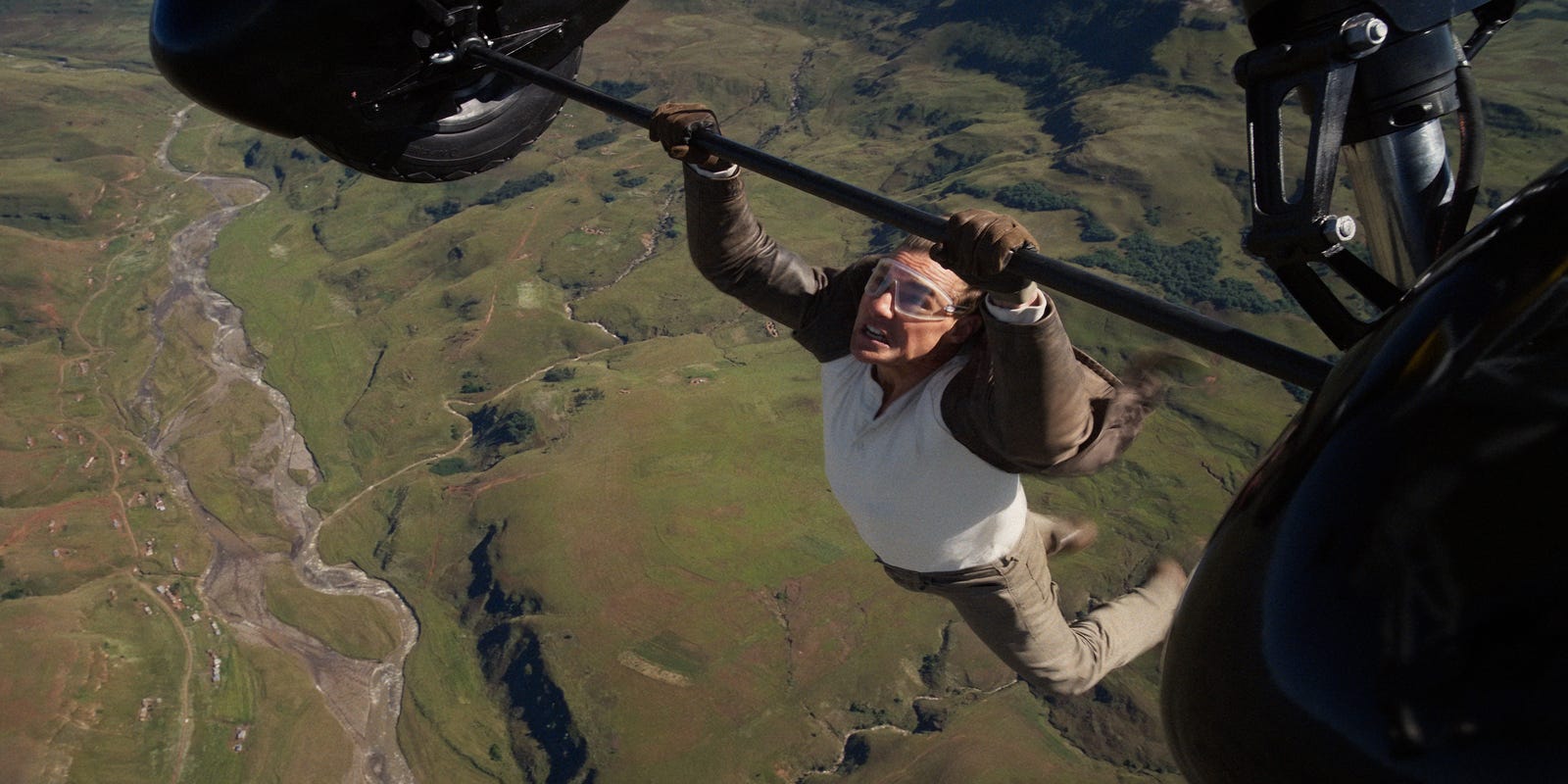 HoumaToday's tweet card. The eighth film in the "Mission Impossible" franchise follows spy Ethan Hunt (Tom Cruise) as he embarks on world-saving adventures.