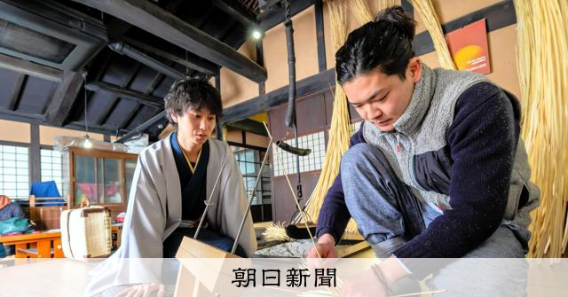 osakashakai's tweet card. 　かばんの街として知られる兵庫県豊岡市。旅行かばんや収納具として愛用される柳行李（やなぎごうり）をはじめ、コリヤナギや籐（とう）などを使って作る「豊岡杞柳（きりゅう）細工」の技法を受け継ぐのが、工芸士…