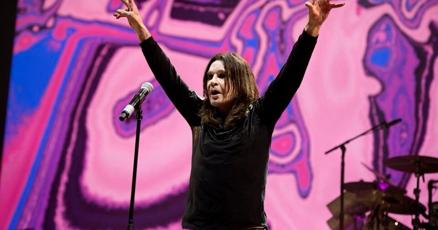 NotiUno's tweet card. Ozzy Osbourne, el cantante de la banda Black Sabbath murió hoy pocas semanas después de su concierto de despedida. Tenía 76 años.