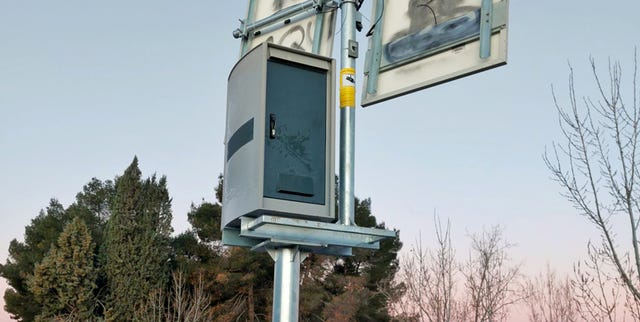 car_and_driver's tweet card. Radares en las rotondas: la nueva idea de la DGT para controlar la velocidad