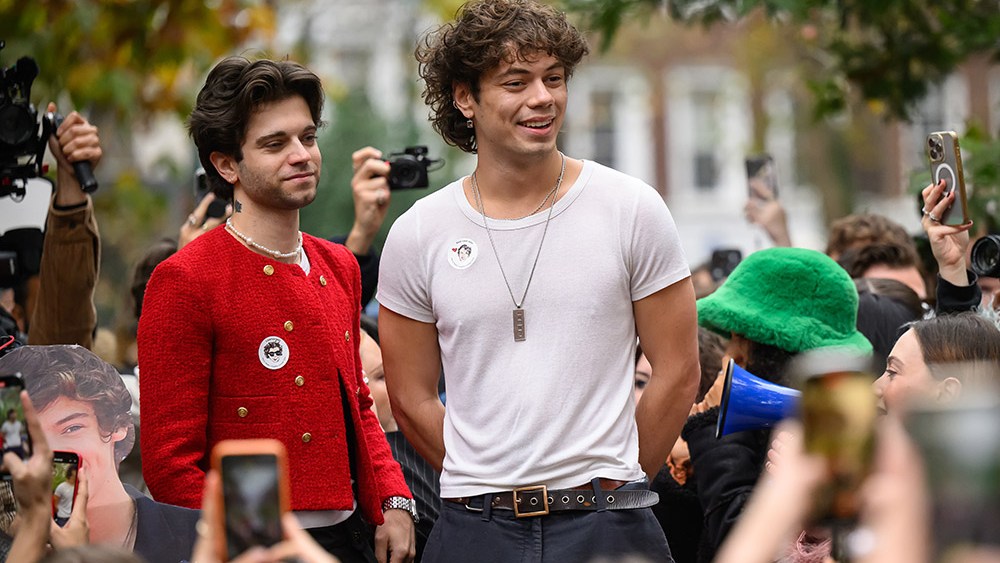 ElliseShafer's tweet card. Harry Styles doppelgangers flocked to London's Soho Square on Saturday to show off their best impressions of the "Watermelon Sugar" singer.