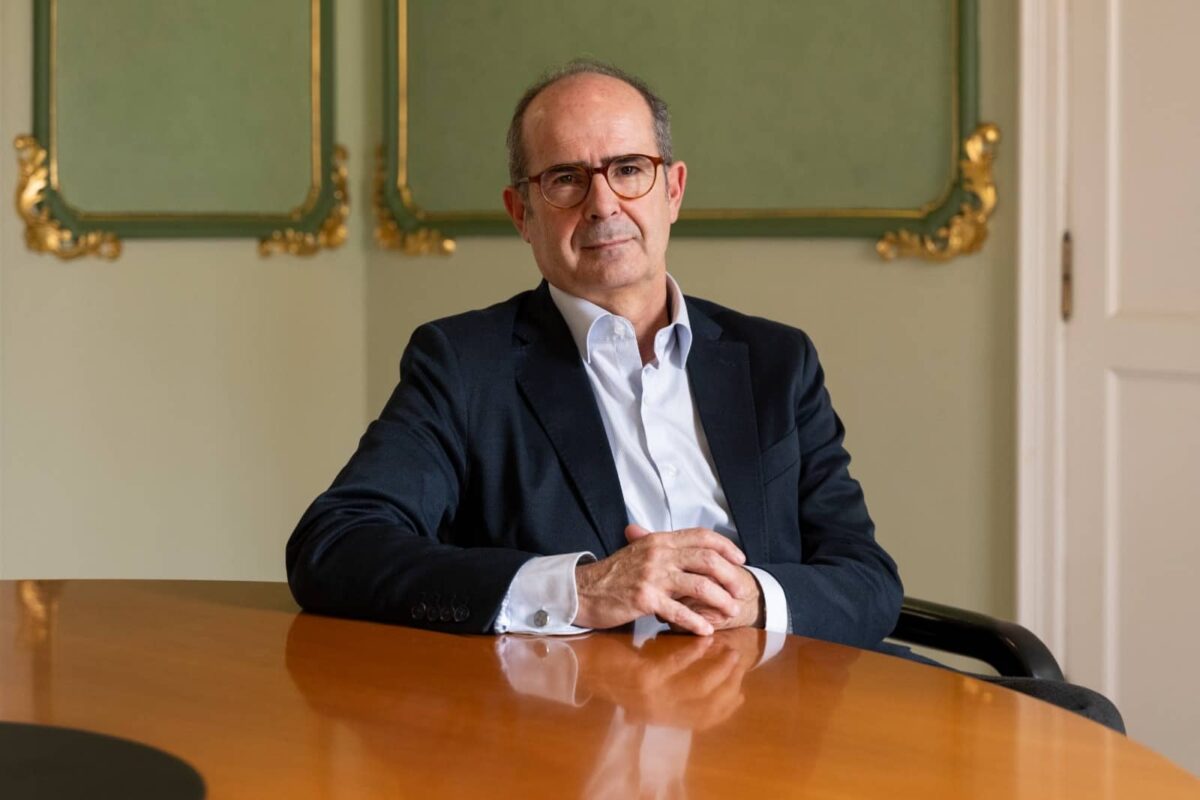 llucbuch's tweet card. La Entrevista - El filósofo y profesor reivindica el ejercicio del pensar como modo de reafirmar nuestra relación con los demás.