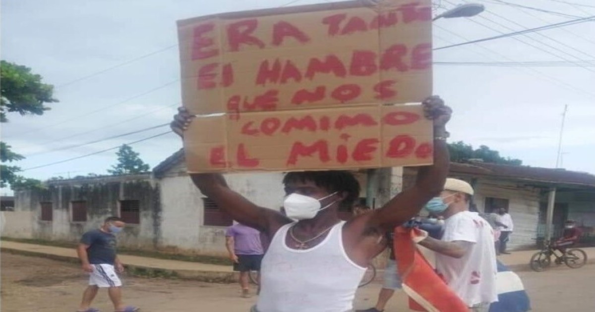 CubaAdn's tweet card. El miedo cambió de bando un día como hoy hace ya cuatro años, el 11 de julio de 2021