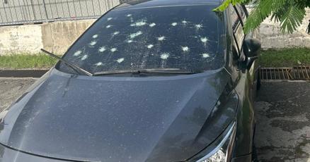 NotiUno's tweet card. Agentes del Negociado de la Policía, adscritos a la División de Drogas, Narcóticos, Control del Vicio y Armas Ilegales del área de Yauco, ocuparon un vehículo con múltiples impactos de