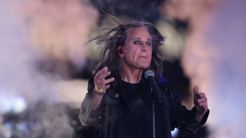 maciel_karina's tweet card. Ozzy Osbourne, líder de Black Sabbath y precursor del Heavy Metal, murió a los 76 años, a solo pocas semanas de su concierto de despedida en el Villa Park en Birmingham, Inglaterra. La familia...