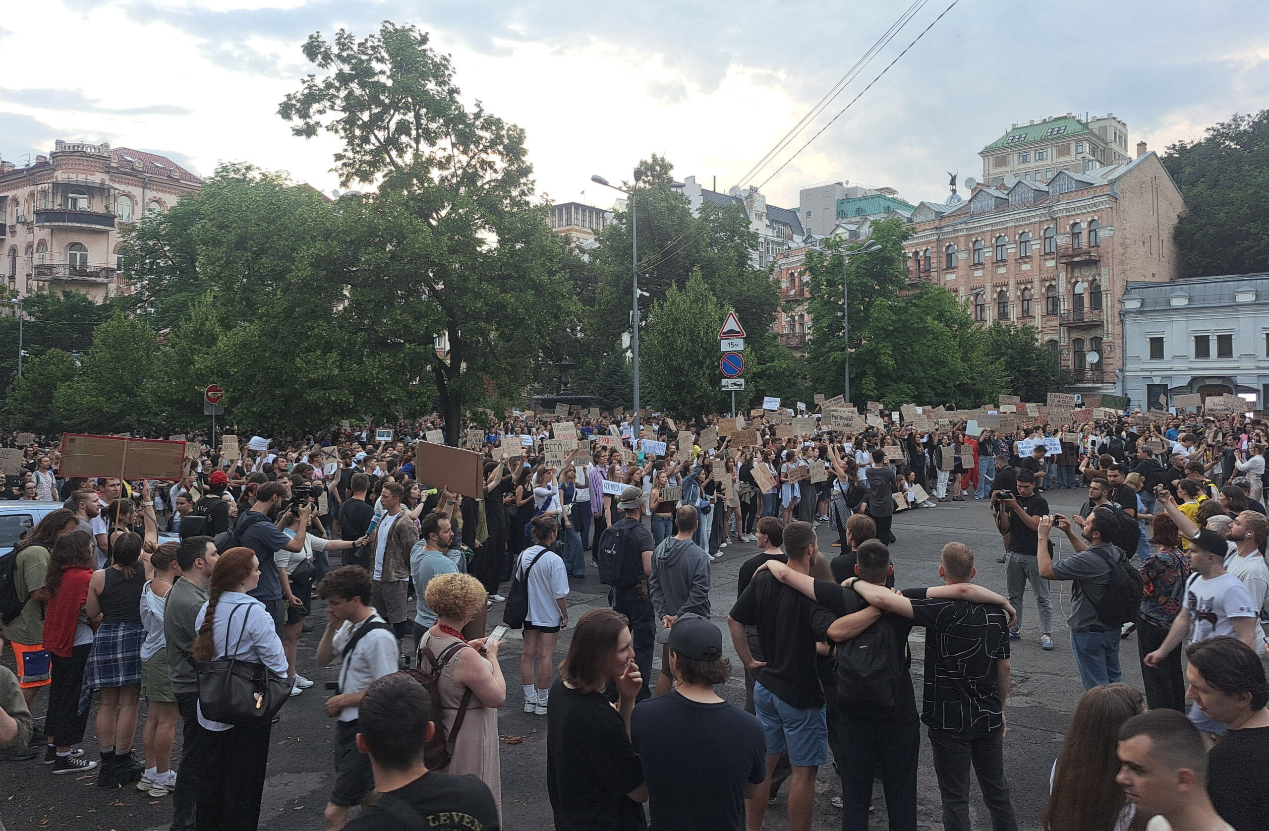 ACEurasia's tweet card. For more than a decade, Ukrainians have been fighting a two-front war: against Russian aggression and against high-level political corruption. So it's puzzling to see Kyiv move to gut independent...