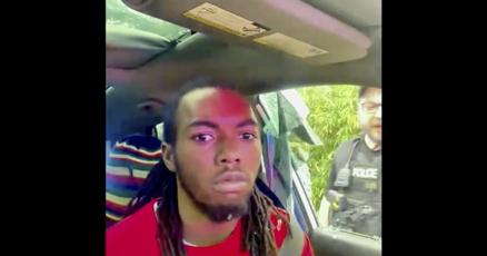 VoceroPR's tweet card. JACKSONVILLE — Un hombre negro que aparece en un video siendo golpeado y sacado por la fuerza de su automóvil por agentes del orden en Florida durante una parada de tráfico hablará públicamente el...