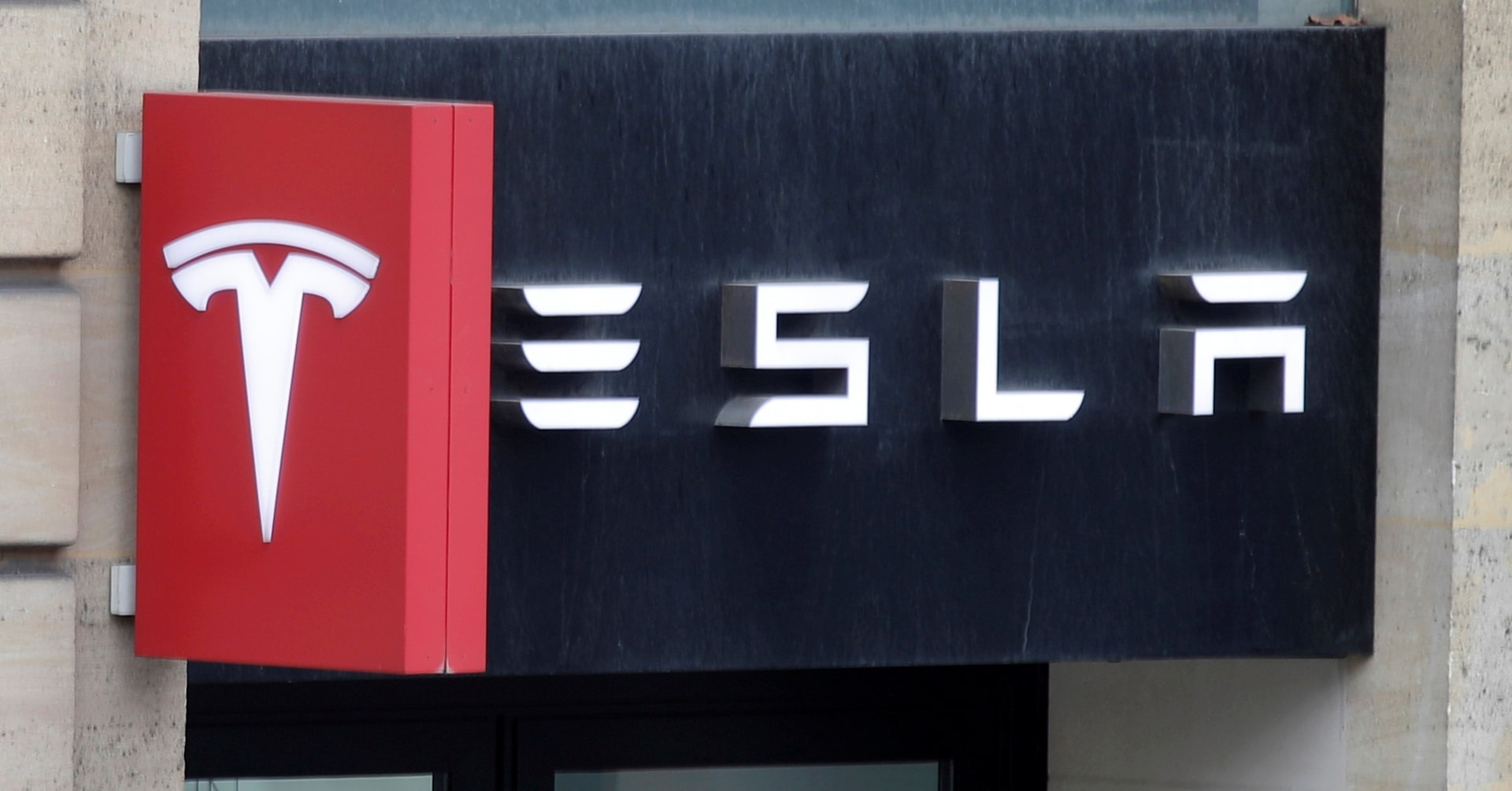 ReutersJapanBiz's tweet card. 米電気自動車（ＥＶ）大手テスラのイーロン・マスク最高経営責任者（ＣＥＯ）は２８日、韓国サムスン電子から半導体を調達する契約を結んだと明らかにした。赤字状態にあるサムスンの半導体受託生産事業にとって追い風になる見通し。