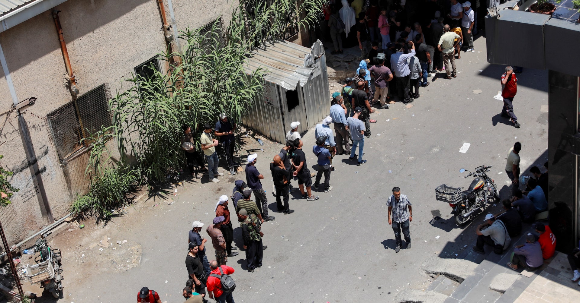 mokhbersahafi's tweet card. The Syrian defence ministry said on Tuesday it was aware of reports of "shocking violations" by people wearing military fatigues in the country's predominantly Druze city of Sweida, and said it would...