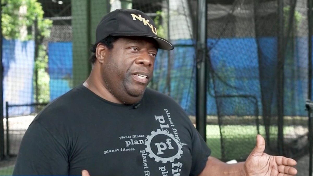chicago_commune's tweet card. A New York City baseball coach said he confronted immigration agents who questioned minors at a park: "I may die here, but they will not take one of these kids."