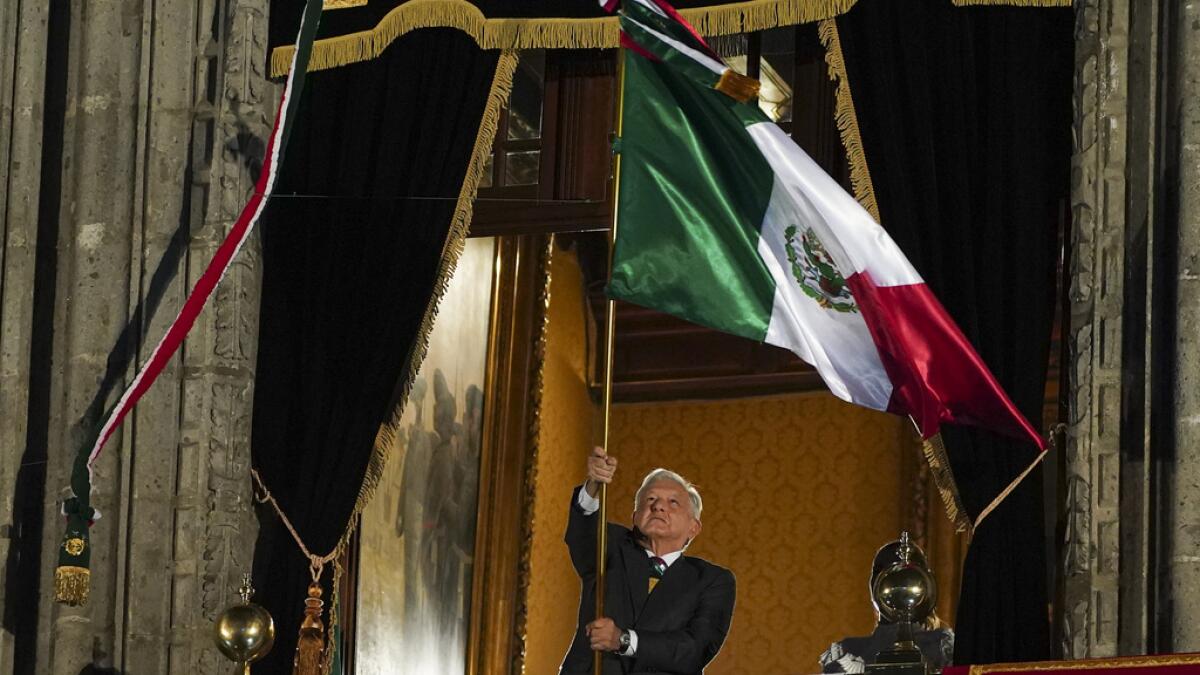 1InternacionMX's tweet card. CIUDAD DE MÉXICO (AP) — Con un vistoso desfile de varios miles de militares se celebró el sábado en la capital mexicana un aniversario más del inicio de la lucha por la independencia, que coincidió...