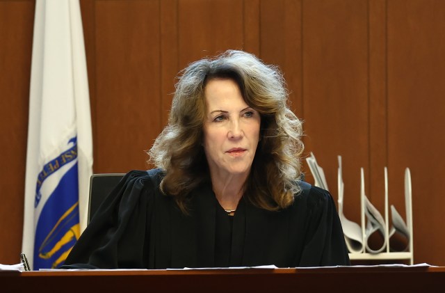 joedwinell's tweet card. More than 100 Boston Municipal Court criminal defendants had their charges dismissed Tuesday due to lack of legal representation — including a number of serious assault and domestic battery cases.…