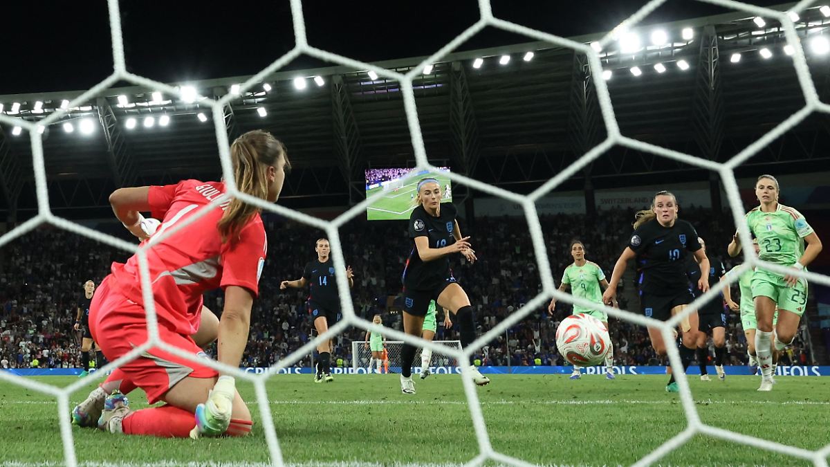 ntv_EIL's tweet card. Was für ein Drama: Englands Fußballerinnen stehen im Finale der Fußball-EM. Im Halbfinale liegt die Mannschaft gegen Italien bis zur 96. Minute hinten und verschießt drei Minuten vor dem Ende der...
