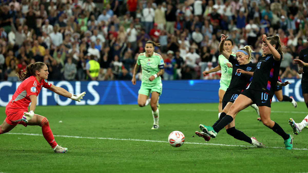 SZ's tweet card. England zieht mit einem 2:1 nach Verlängerung in ein EM-Finale ein, das sich auch die Italienerinnen verdient gehabt hätten.