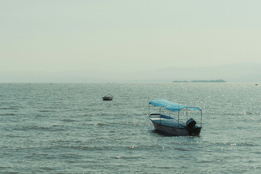mexicond's tweet card. Midway through the 2025 rainy season, seven out of Guanajuato's eight dams are above 80% capacity, while Lake Chapala has 36% more water than last year at this time.