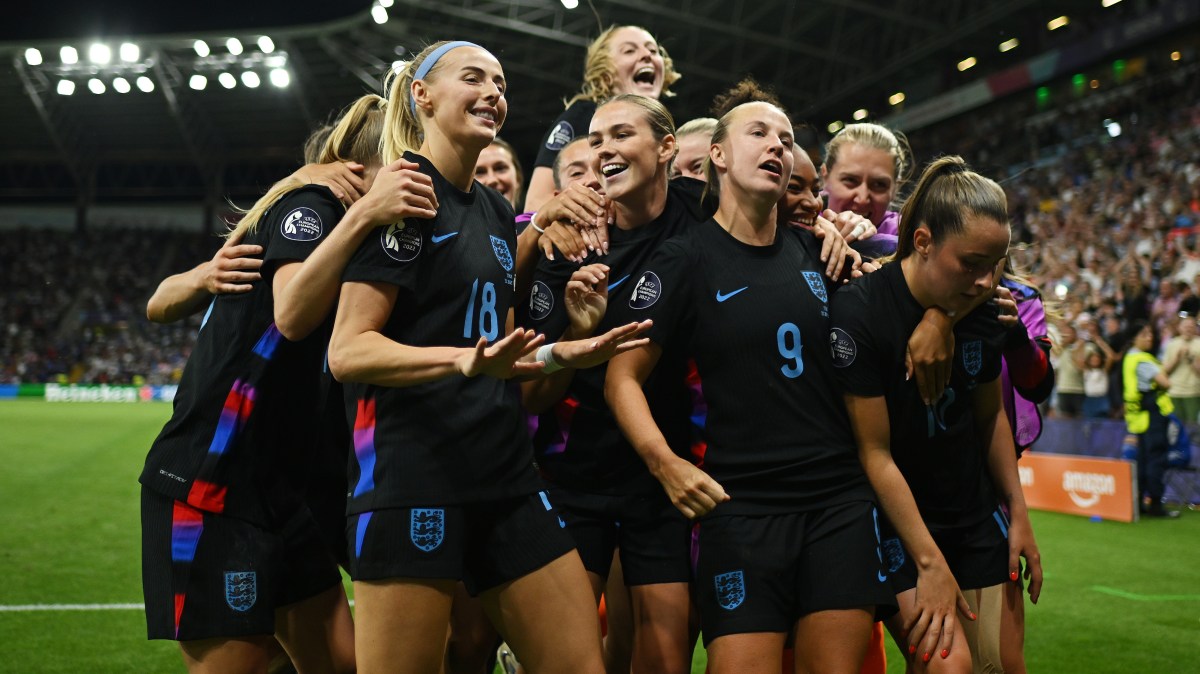 Kit_Shepard's tweet card. England 2 Italy 1: Michelle Agyemang scores 96th-minute equaliser before Chloe Kelly stabs in rebound after penalty miss in extra time for Sarina Wiegman’s side