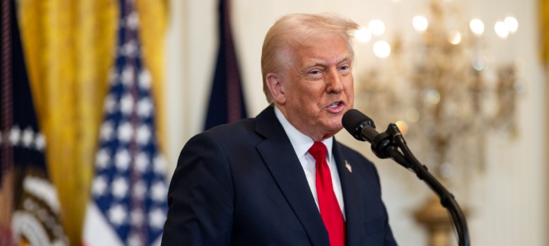 EVTVMiami's tweet card. El presidente de los Estados Unidos (EEUU), Donald Trump, urgió este viernes a Europa a ponerse las pilas para frenar la «invasión» de inmigrantes en sus países. «Inmigración, más vale que se pongan...