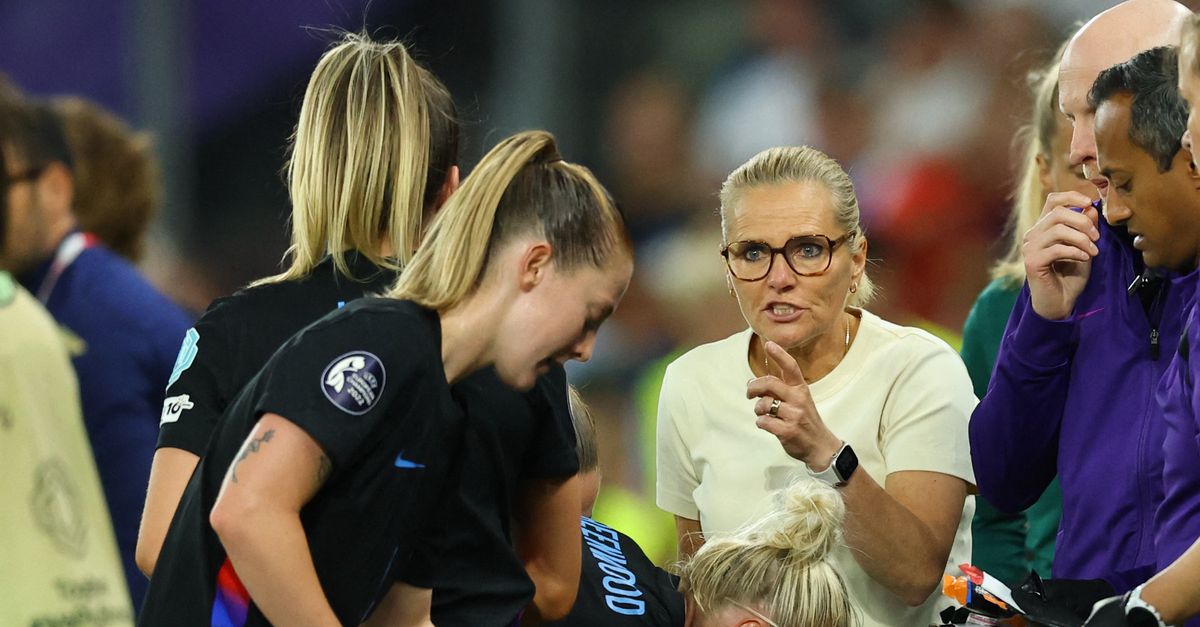nrc's tweet card. Voetbal: Engeland versloeg in de halve finale Italië met 2-1 na verlenging. Het wordt voor Wiegman de vijfde finale van een groot toernooi in acht jaar tijd.