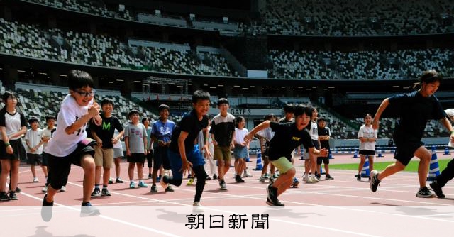 asahi_runner's tweet card. 　9月に開かれる陸上の世界選手権東京大会をきっかけに、子どもたちに運動の楽しさを体験し、好きになってもらいたい。　そんな目的で行われた国立競技場の特別スタジアムツアーが17日、終了した。都内の小学校9…