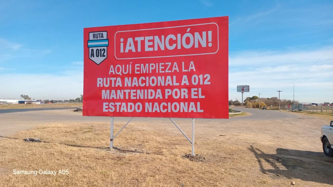 InvencibleSF's tweet card. Santa Fe marcó con carteles los accesos a rutas nacionales que están destruidas y provocan cada vez más muertes