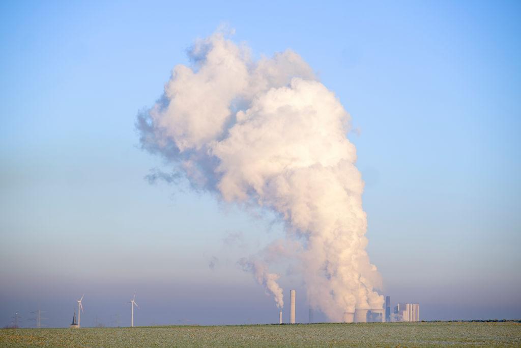 Bruegel_org's tweet card. Free carbon allowances for EU industrial companies are being phased out, but inconsistencies remain