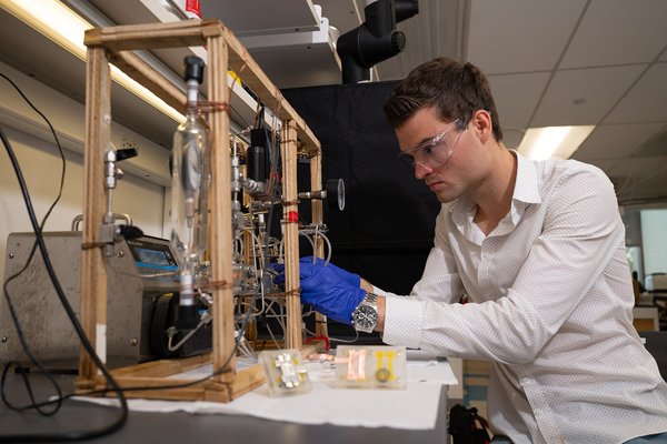 Caltech's tweet card. A new two-loop system developed by Caltech shows a path to convert the abundant greenhouse gas into an industrially valuable commodity