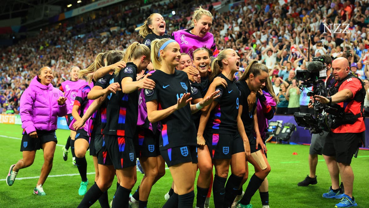 NZZ's tweet card. Die Aussenseiterinnen aus Italien träumen lange vom Final, doch in der Verlängerung gelingt England spät das Siegtor zum 2:1. Lesen Sie das Spiel im Live-Ticker nach.