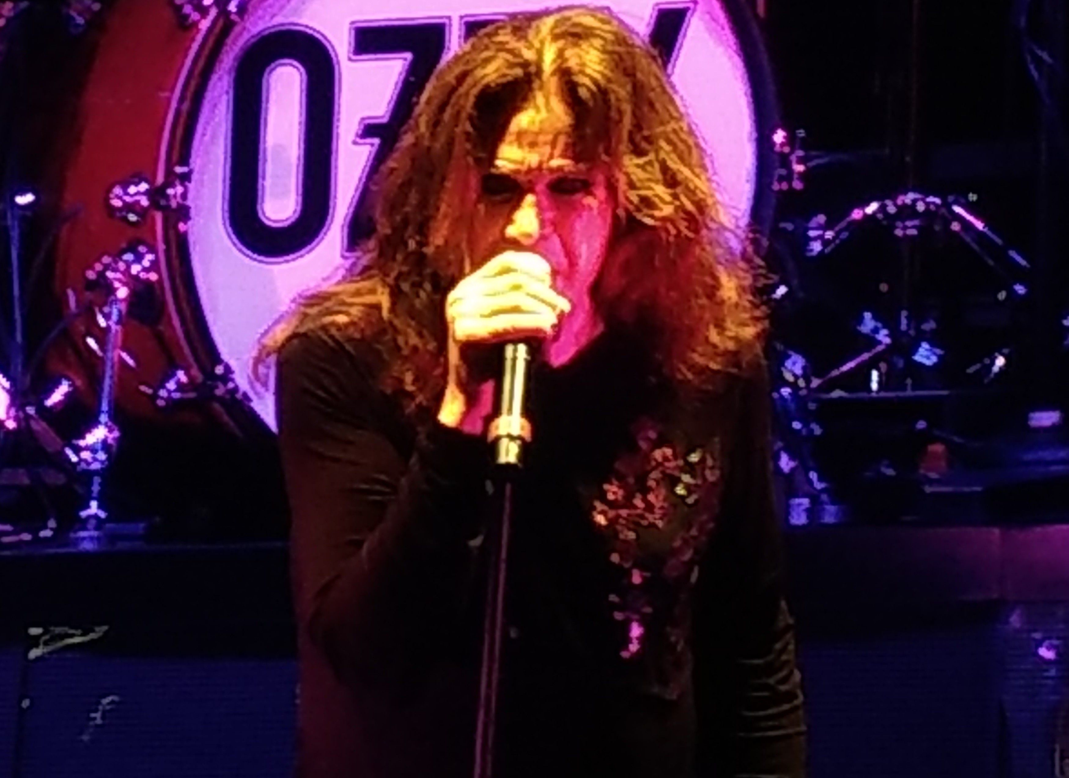 g1's tweet card. Relembre a última passagem de Ozzy Osbourne no Brasil em 2018, com 4 shows solo. O