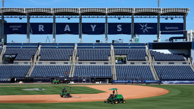 ChicagoSports's tweet card. Several Chicago White Sox players had prior experience at George M. Steinbrenner Field, the temporary home of the Tampa Bay Rays.