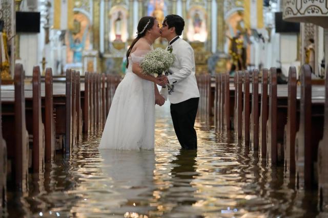 DailyFreeman's tweet card. The couple anticipated the risk of flooding, but decided to push through.