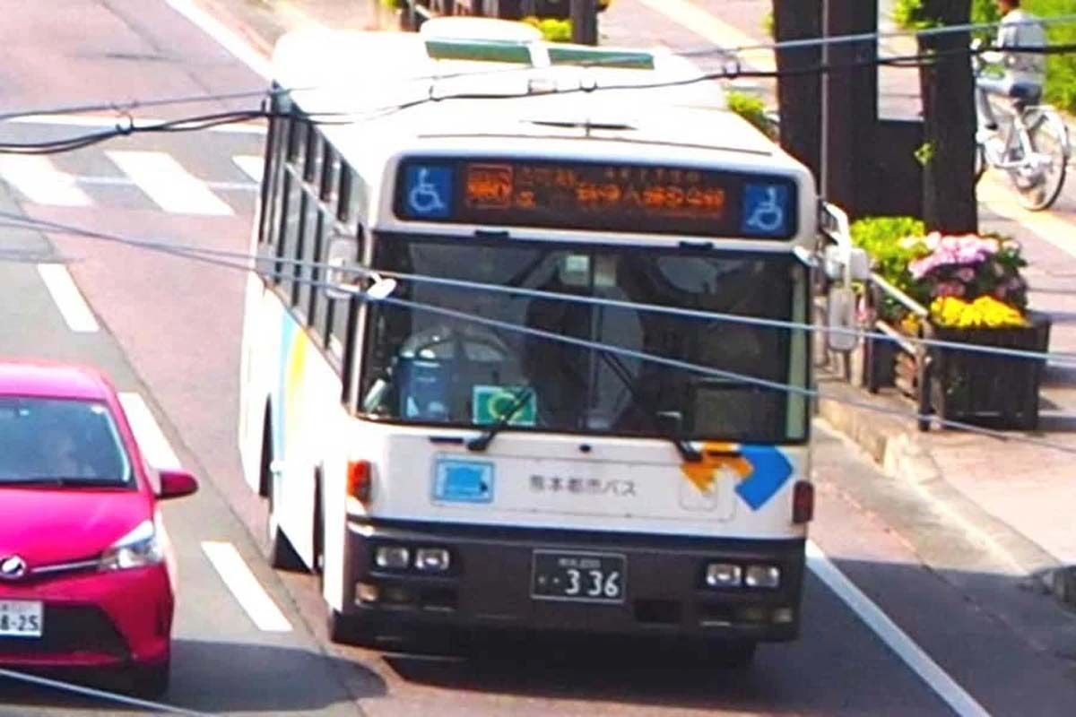 tohkazu's tweet card. 　2024年11月、熊本県の鉄道・バス事業者5社（産交バス、九州産交バス、熊本バス、熊本電鉄、熊本都市バス）が、一斉に全国交通系ICカードによるキャッシュレス乗車を中止した。これは地方都市の交通事業