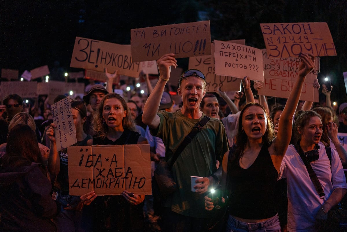 elpaisinenglish's tweet card. Thousands of people gathered in Kyiv and other cities to oppose the Ukrainian president’s measures to control anti-corruption agencies