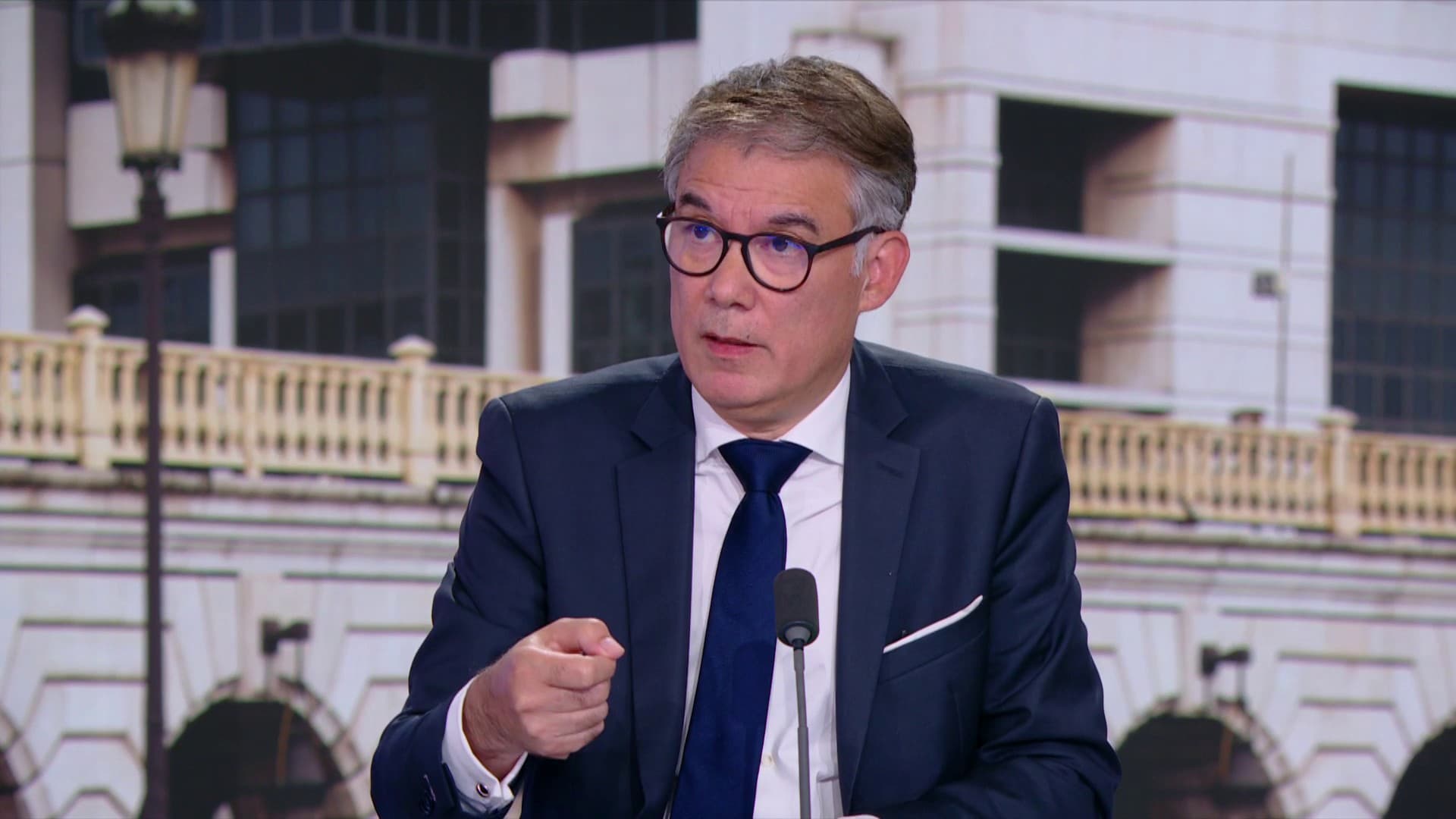 AuroreLalucq's tweet card. Un exercice impossible? Contraint par des marges de manœuvres réduites, François Bayrou a présenté ses pistes pour le prochain bugdet, avec l'objectif de réaliser 43,8 milliards d'économies.