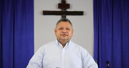 StevenTDennis's tweet card. EASTON — A beloved Easton minister was detained by U.S. Immigration and Customs Enforcement agents, taken to Salisbury and is now at the Baltimore ICE detention center where he is