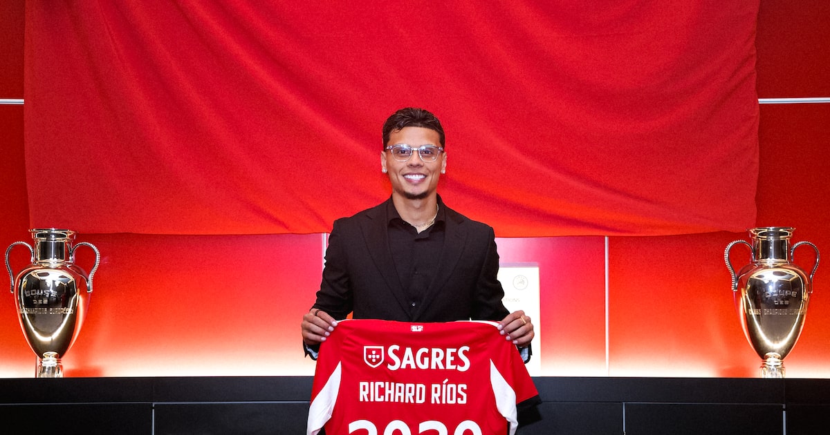EstadaoEsporte's tweet card. Meia recebe homenagem do clube paulista e fala pela primeira vez como jogador do time português, com o qual assinou até 2030