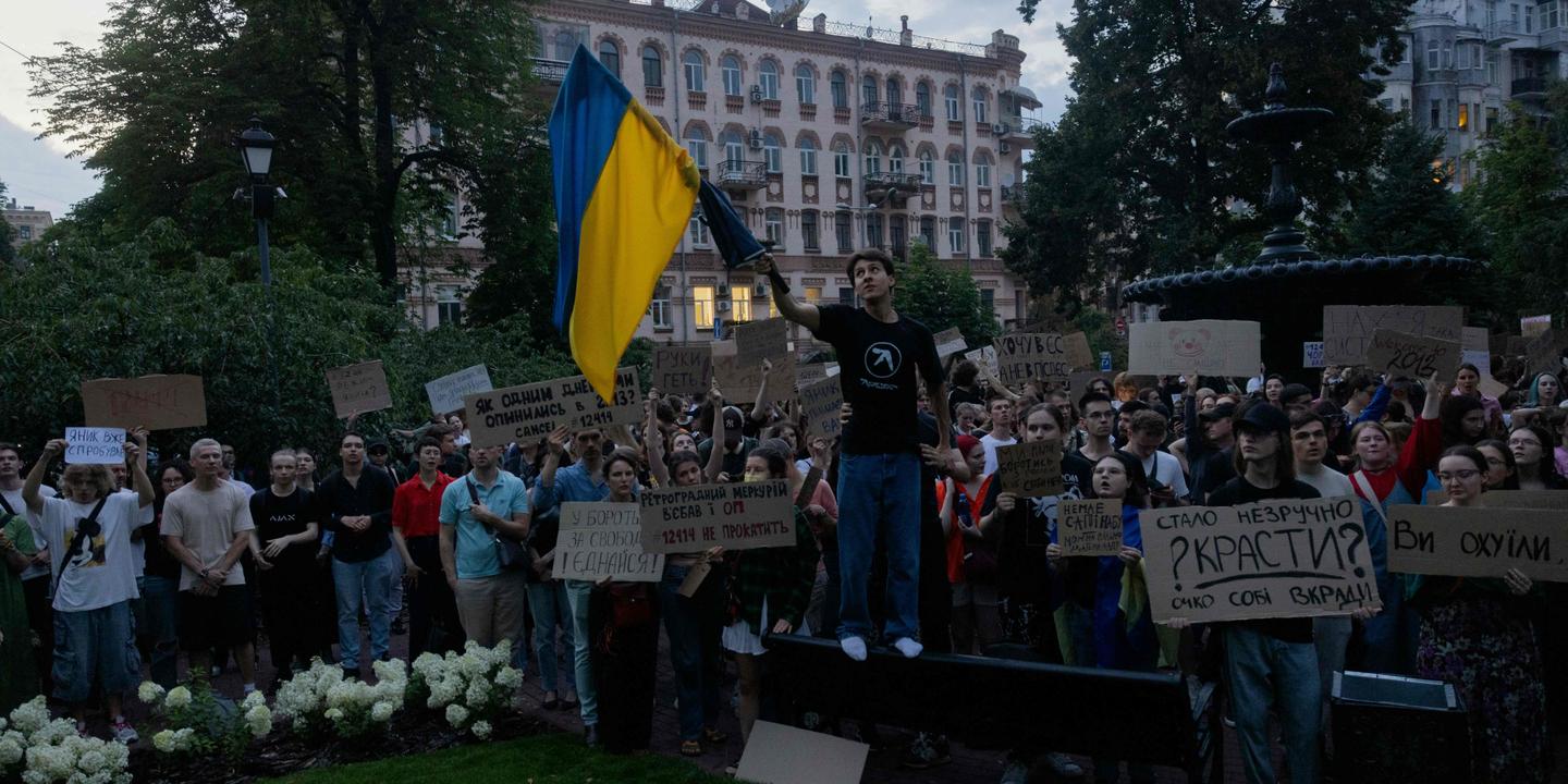 tcabarrus's tweet card. Plusieurs milliers de manifestants sont descendus dans la rue, mardi soir, à Kiev pour protester contre le texte. L’Union européenne s’est, elle, inquiétée d’un « sérieux recul », alors que l’Ukraine...