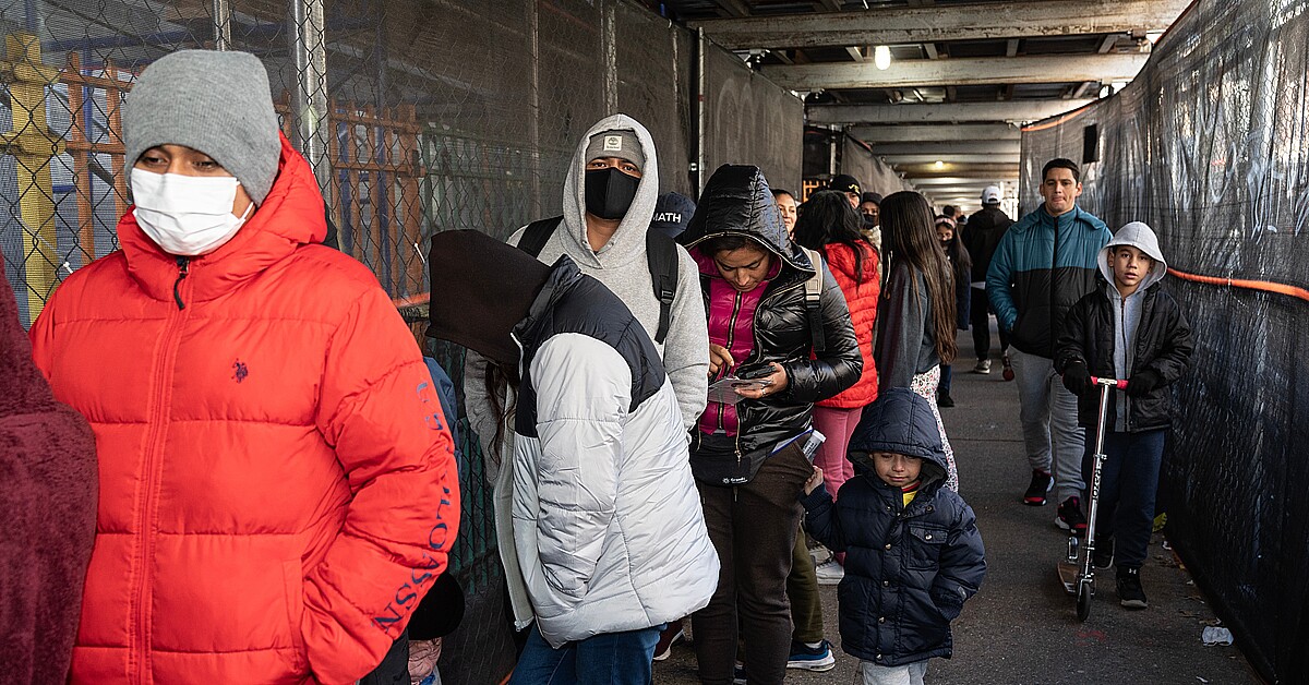 AmericaAdn's tweet card. Un juez federal ha rechazado la solicitud de la ciudad de Nueva York de devolver $80 millones en fondos de FEMA para alojamiento de migrantes que la administración Trump recuperó