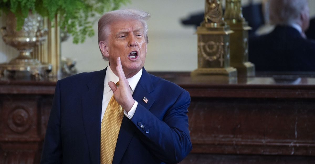 nrc's tweet card. Tarievenoorlog: Japan gaat volgens Trump „wederzijdse tarieven” van 15 procent betalen en zo’n 550 miljard dollar investeren in de Verenigde Staten.