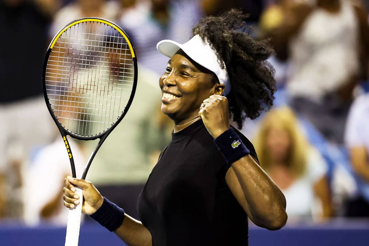 tenisnewsbrasil's tweet card. A americana Venus Williams, que retorna ao circuito aos 45 anos de idade, avançou às oitavas de final do WTA de Washington (EUA).