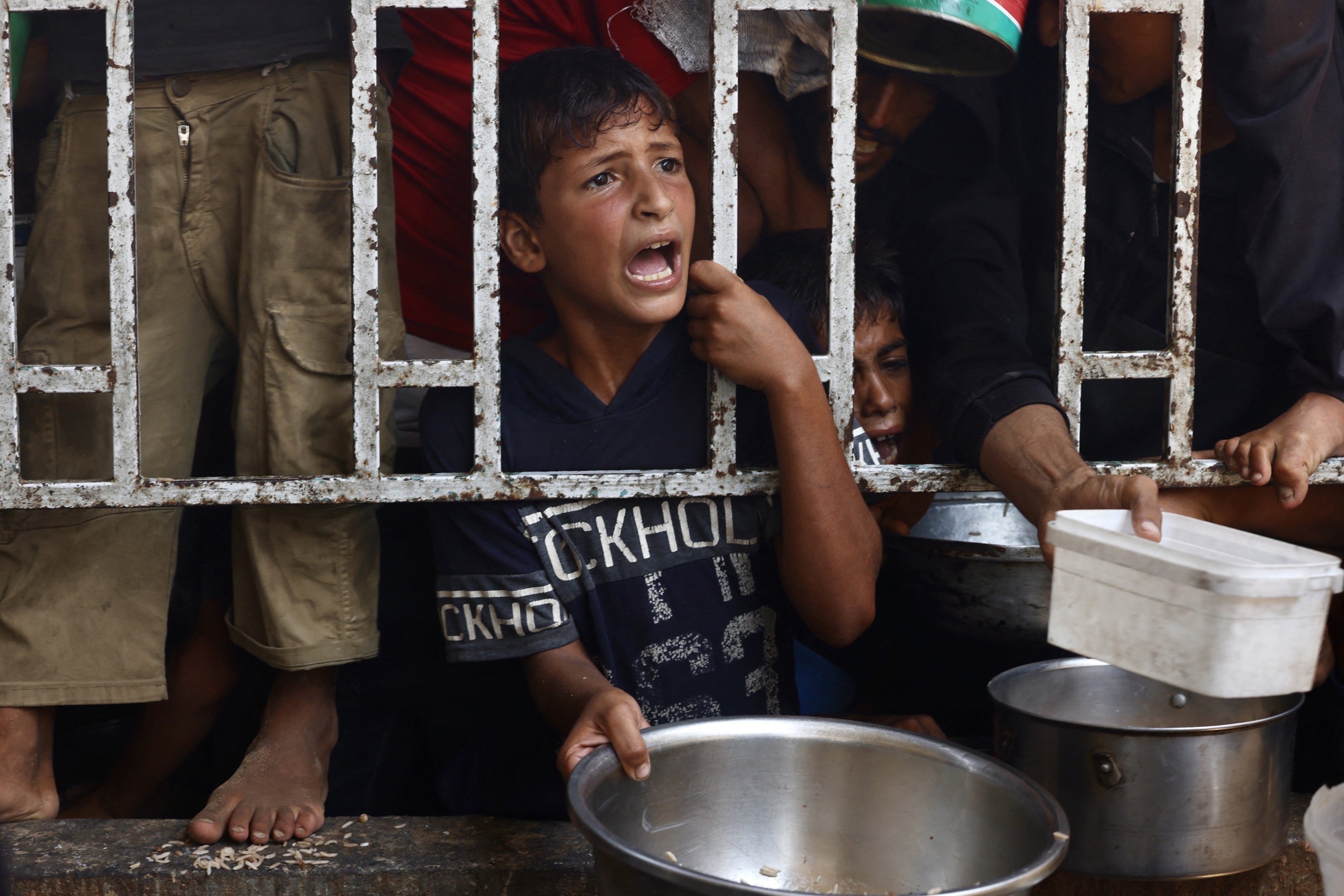 g1's tweet card. Israel nega acusações de fome em massa no território palestino e chama relatos de propaganda do grupo terrorista Hamas.