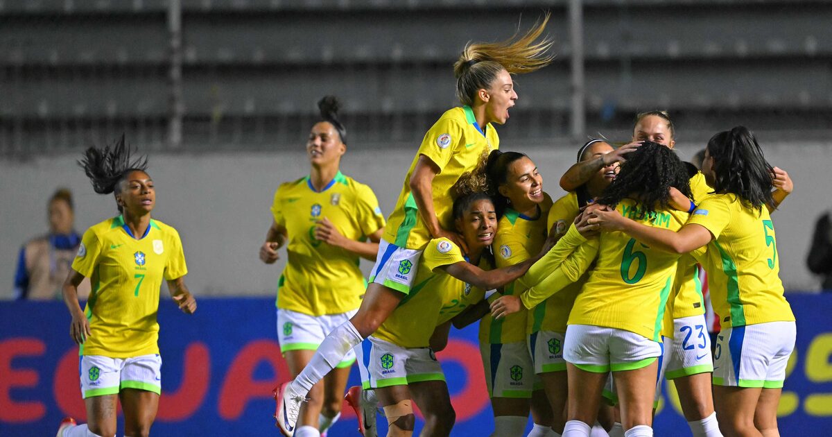EstadaoEsporte's tweet card. Equipe de Arthur Elias aproveita expulsões de adversárias e garante classificação às semifinais