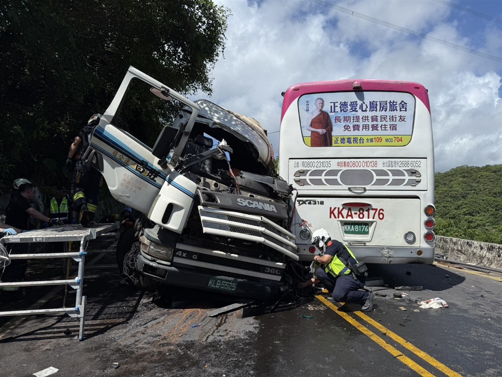 Focus_Taiwan's tweet card. A collision between a gravel truck and a bus in New Taipei's Wanli District on Tuesday has left at least 14 people injured, including one who was found without vital signs at the scene, local...