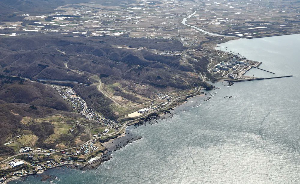 minnanodatasite's tweet card. 北海道電力が泊原発（後志管内泊村）の核燃料輸送船を発着させる新港の建設計画を公表した。その内容は―。　Q　泊原発の核燃料をどう輸送するの。　A　発電用の新燃料の持ち込みに加え、使用済み核燃料も一定期間...