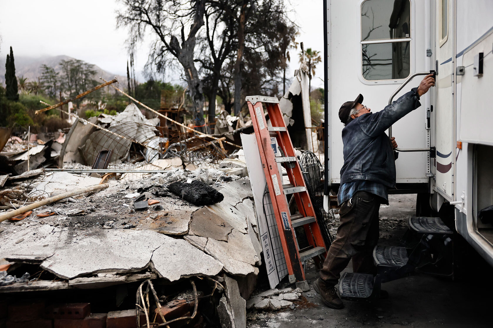 CAPespanol's tweet card. The harms caused by climate change-fueled wildfires—from the loss of life and long-term health impacts to the destruction of homes and businesses and social inequity impacts—are widespread and...