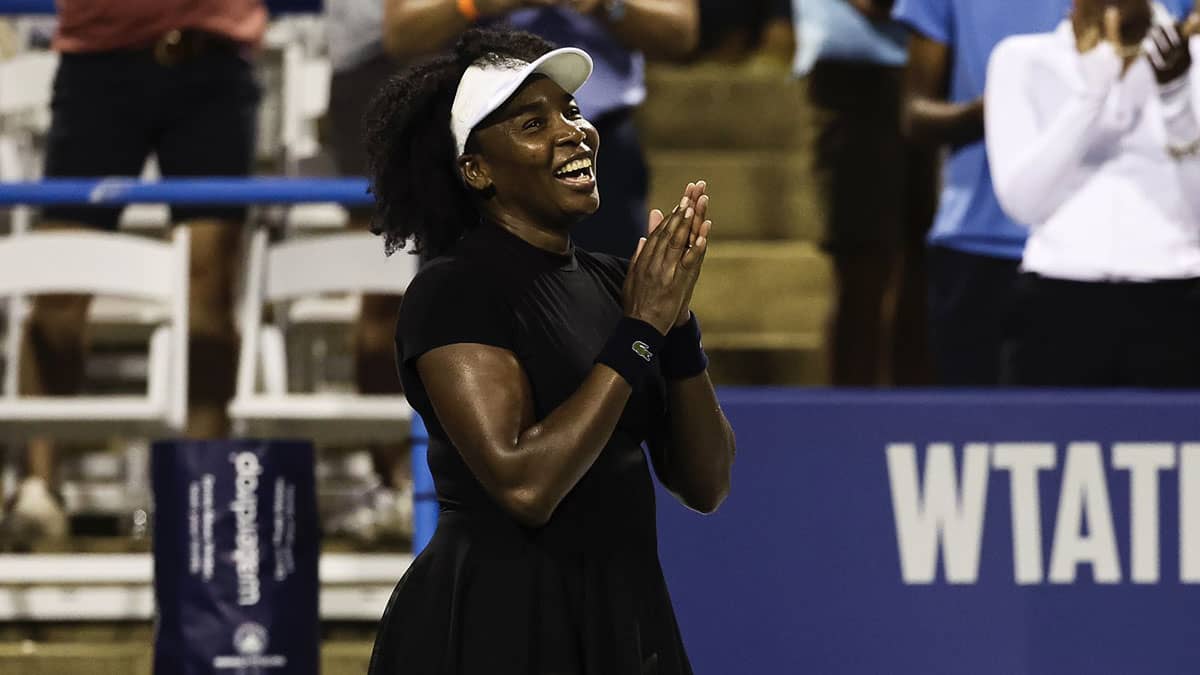 tenisnewsbrasil's tweet card. Aos 45 anos, a americana Venus Williams fez história nesta terça-feira ao vencer no WTA de Washington (EUA) em seu retorno ao circuito.